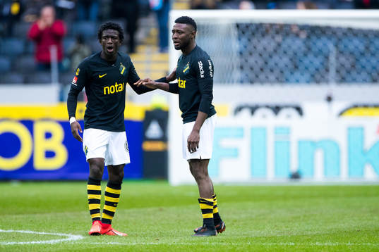 s Chinedu Ogbuke Obasi jublar med Jack Lahne