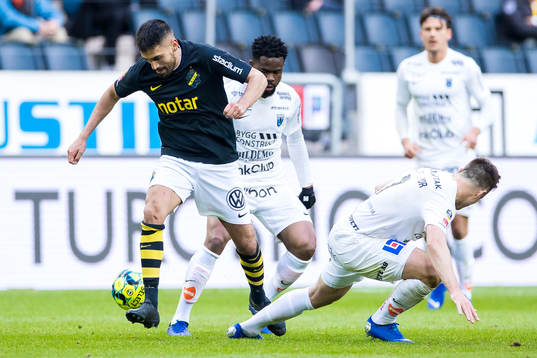 s Stefan Silva i kamp om bollen med Sirius Abdul Razak och Niklas Busch Thor under fotbollsmatchen i Allsvenskan mellan AIK och Sirius den 14 april 2019 i Stockholm. 