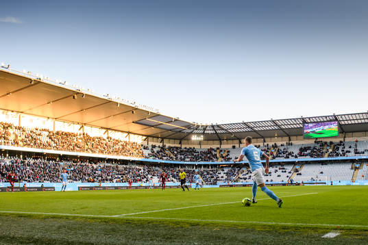 Generell vy över Stadion när Malmö FFs Sören Rieks driver bollen