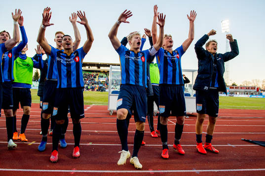 Andreas Hanche-Olsen, Tobias Børkeeiet, Emil Bohinen and the players of Stabæk celebrate