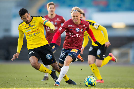 Frejs Pedro Ribeiro i kamp med Örgrytes Linus Tornblad
