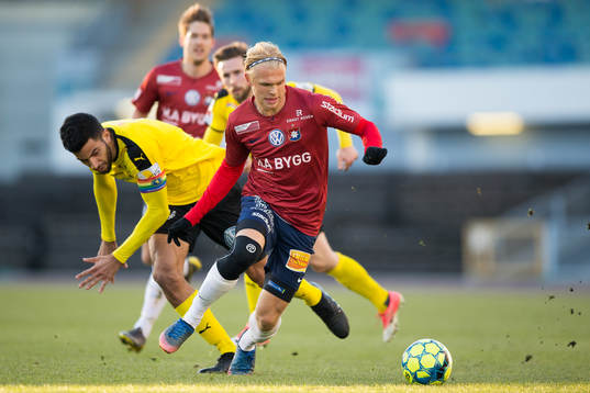 Frejs Pedro Ribeiro i kamp med Örgrytes Linus Tornblad