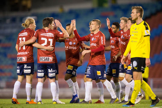 Örgrytes Gustav Ludwigson jublar med lagkamrater efter 2-0