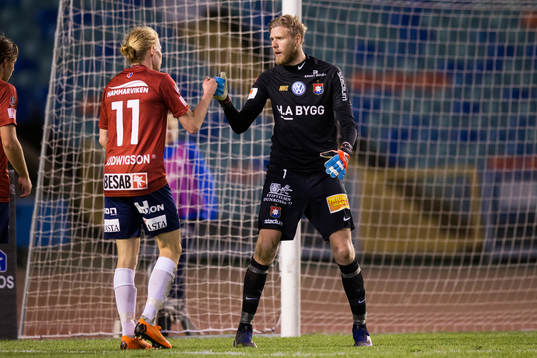 Örgrytes Gustav Ludwigson och målvakt Fredrik Andersson jublar efter räddning