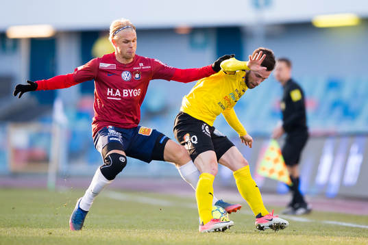 Örgrytes Linus Tornblad i kamp med Frejs Daniel Sliper