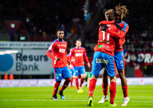 Helsingborgs Kundai Benyu jublar med Adam Eriksson efter 2-1