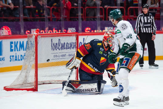 Färjestads Jesper Olofsson gör 0-4 på staff bakom