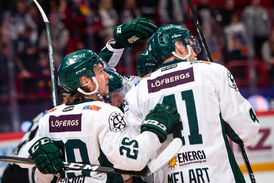 Färjestads spelare jublar med Ilari Melart