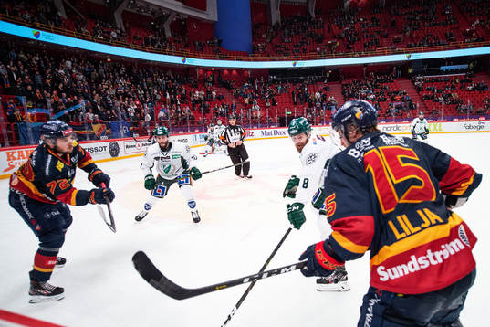 Djurgårdens Emil Bemström och Jakob Lilja mot Färjestads