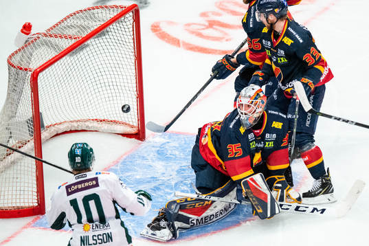 Färjestads Marcus Nilsson gör 0-1 bakom Djurgårdens