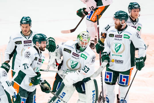 Färjestads målvakt Markus Svensson jublar