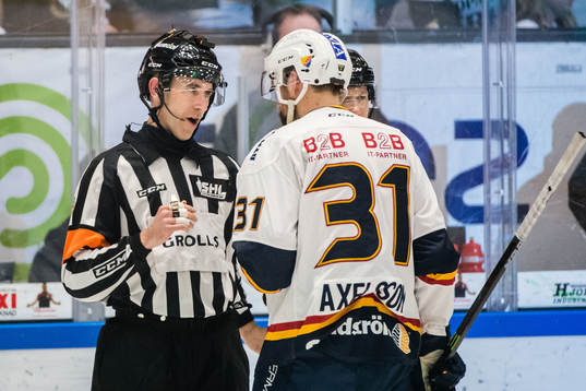 Domare Linus Öhlund i diskussion med Djurgårdens Dick