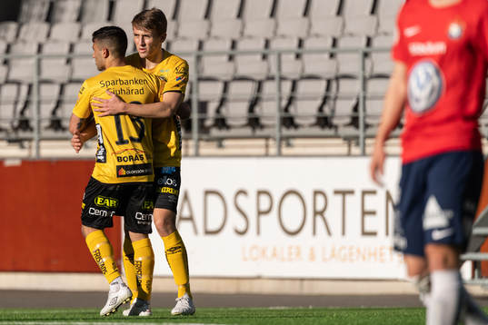 Elfsborgs Jack Cooper Love klappas om av Eduart Iljazi efter 2-0
