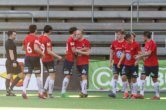 Örgrytes Jonathan Liljedahl (mitt i bild) jublar efter 2-1