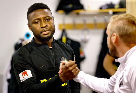 s Chinedu Ogbuke Obasi i omklädningsrummet