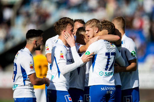 IFK Norrköpings spelare jublar med Kalle Holmberg