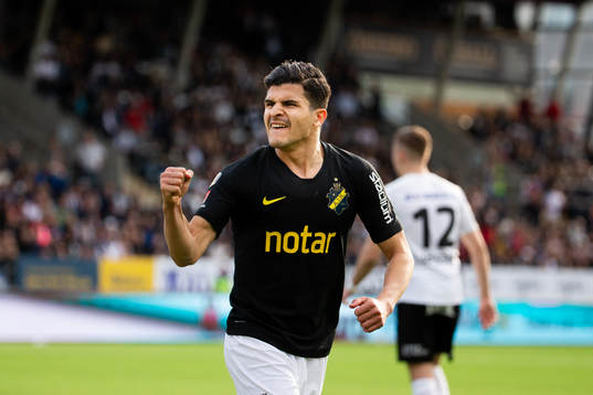 s Tarik Elyounoussi jublar