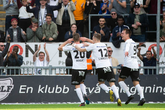 Örebros Filip Rogic jublar