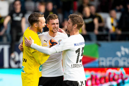 Örebros Filip Rogic jublar med målvakt Oscar Jansson och