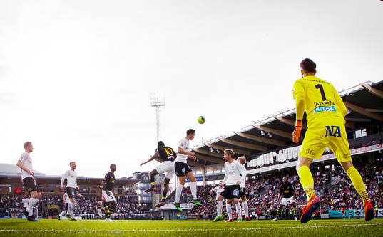 s Chinedu Ogbuke Obasi och Örebros målvakt Oscar Jansson