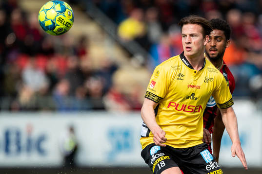 Elfsborgs Simon Olsson och Östersunds Tesfaldet Tekie