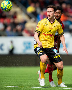 Elfsborgs Simon Olsson och Östersunds Tesfaldet Tekie