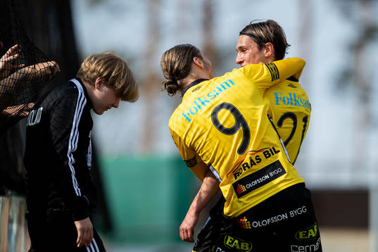 Elfsborgs Jonathan Levi jublar med Pawel Cibicki efter sitt 0-1 mål