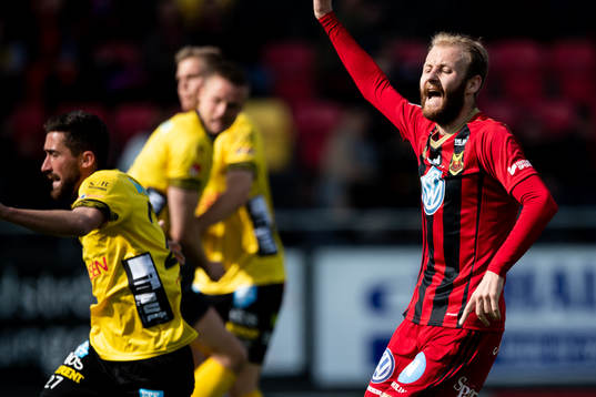Östersunds Curtis Edwards jublar efter 1-1 målet