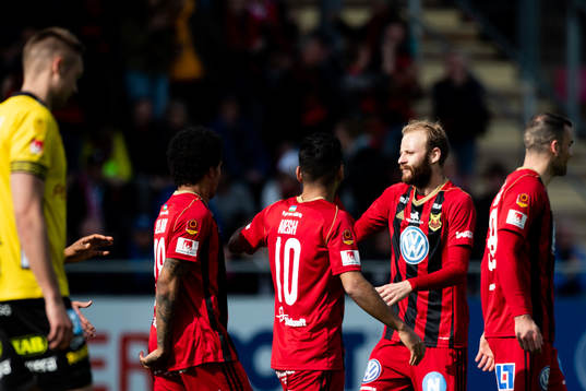 Östersunds Curtis Edwards jublar med Hosam Aiesh efter 1-1 målet
