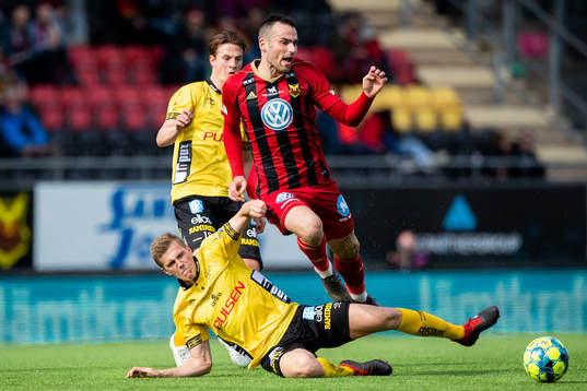 Elfsborgs Joakim Nilsson och Östersunds Dino Islamovic