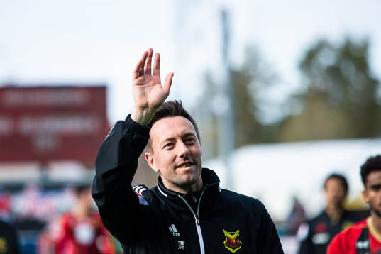Östersunds tränare Ian Burchnall jublar med publiken