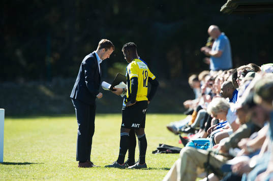 Byte,  IFK Hässleholms tränare Jonas Jönsson byter in Carl Mujaguzi i matchen i division 2 mellan Älmeboda/Linneryd och IFK Hässleholm i Rävemåla april 2019.  