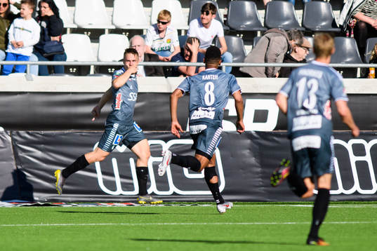 Brages Benjamin Hjertstrand jublar