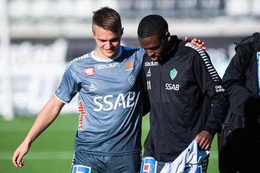 Brages Benjamin Hjertstrand och Christian Kouakou jublar
