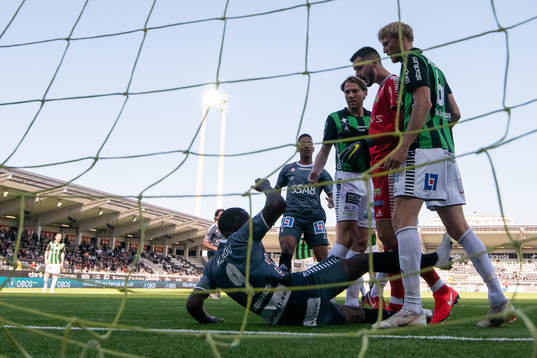 GAIS målvakt Marko Johansson och Carl Elfgren Nyström