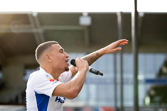 IFK Norrköpings Jordan Larsson sjunger med publiken