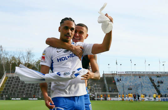 IFK Norrköpings Jordan Larsson och Alexander Jakobsen jublar med ispåse