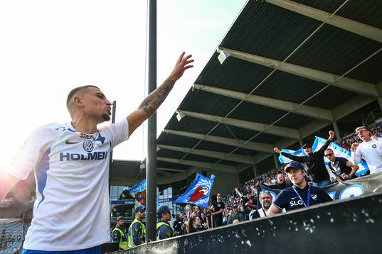 IFK Norrköpings Jordan Larsson jublar och sjunger med publiken