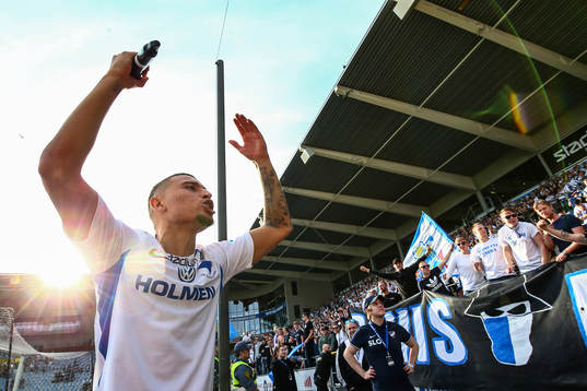 IFK Norrköpings Jordan Larsson jublar och sjunger med publiken
