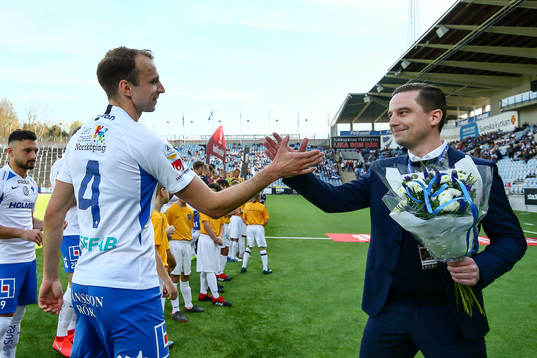 IFK Norrköpings Lars Krogh Gerson efter 100 allsvenska matcher, gratuleras av klubbdirektör Jens Magnusson