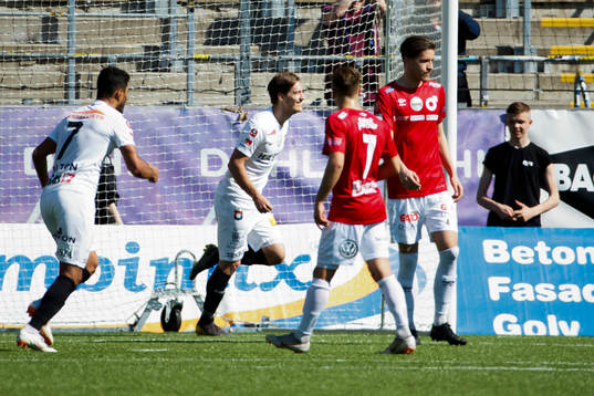 Örgrytes Victor Sköld gör 0-1 och jublar