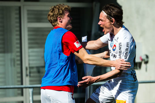 Örgrytes Filip Almström Tähti jublar efter 1-2  med lagkamrat