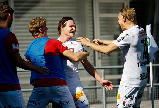 Örgrytes Filip Almström Tähti gör 1-2 och jublar