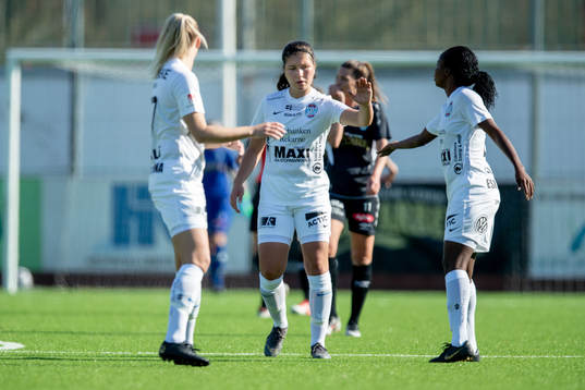 Eskilstunas Loretta Kullashi jublar efter 1-1