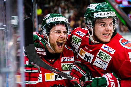 Frölundas Chay Genoway och Samuel Fagemo jublar