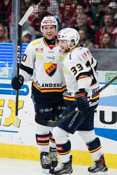 Djurgårdens Marcus Davidsson jublar medLinus Hultström