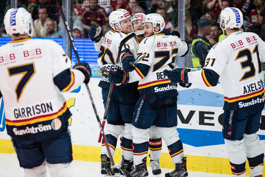 Djurgårdens Marcus Davidsson jublar med lagkamrater