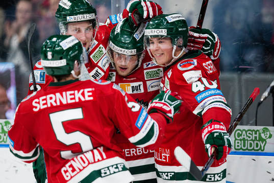 Frölundas Samuel Fagemo omfamnas av Jacob Moverar, Joel