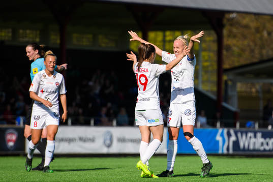 Rosengårds Iva Landeka jublar med Caroline Seger efter sitt 1-0 mål