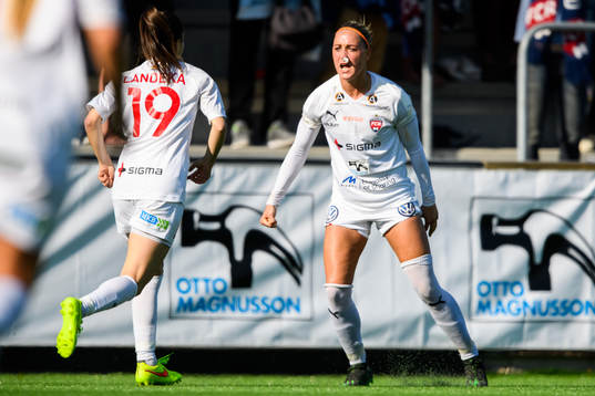 Rosengårds Sanne Troelsgaard Nielsen jublar efter sitt 2-0 mål
